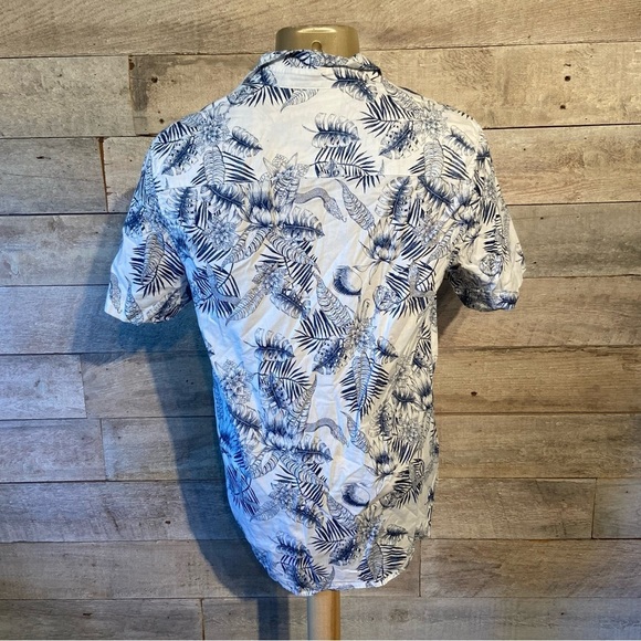 💥5/$25 Divided men’s  white tropical‎ button up shirt in size small - Picture 3 of 7